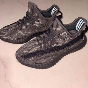 YEEZY BOOST 350 V2 – CARBON BELUGA
